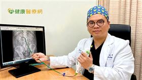 新型Mini軟式輸尿管鏡內視鏡手術手術時間短，傷口小，恢復期短，同時也能降低術後疼痛感，特別適合年紀大、擁有併發症，或是服用抗凝血劑的患者。