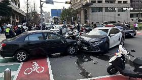 A車衝撞警傷2400