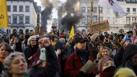 大批農民1日齊聚比利時布魯塞爾，朝歐洲議會扔擲雞蛋和石頭，還在大樓附近放火和點燃煙火，要求歐洲聯盟（EU）領袖加強協助他們的稅務和成本飆升問題。（圖／美聯社／達志影像）