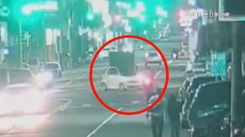 無照少年騎車載妹仔　遭轉彎車撞飛倒地