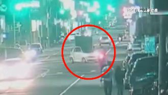 無照少年騎車載妹仔　遭轉彎車撞飛倒地