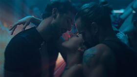 佩卓史特拉莫斯(右)發揮卓越演技，與波蘭新銳女星海倫娜・英格勒特(中)、義大利時尚寵兒安德烈亞・普雷蒂大玩奢靡三人行（圖／天馬行空提供）