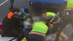 彰化老夫妻過馬路遭客運輾過，老翁慘死，老婦斷腳。(圖/民眾提供)