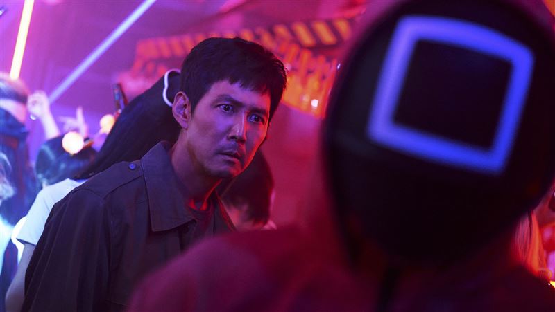 《魷魚遊戲2》劇照曝光！李政宰紅髮現身