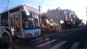 彰化老夫妻過馬路遭客運輾過，老翁慘死，老婦斷腳。(圖/民眾提供)