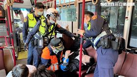 北市謝姓司機駕駛公車行經中山北路五段時，因血糖過低導致行車不穩，遭謝姓警員及時攔停。（圖／翻攝畫面）