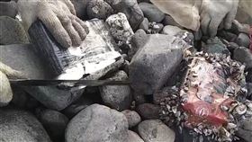 澎湖龍門淨灘  撿到逾1公斤古柯鹼（2）澎湖縣湖西鄉公所1日進行龍門海灘淨灘時，意外拾獲1100多公克古柯鹼毒品，由於包裝袋已長滿藤壺，找不到貨主源頭，全案交由馬公警方處理。（湖西鄉公所提供）中央社  113年2月1日