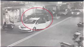  超派！彰化員林兩派人馬，債務糾紛，檳榔攤前，開車撞人，衝突，檢警攻堅逮8人，(圖／翻攝畫面)