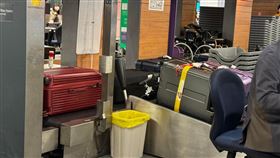 桃園機場第一航廈今日出現行李輸送帶卡住情形。（圖／翻攝自FB：星宇航空討論區）