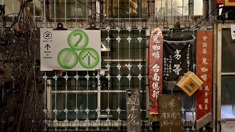 爬好漢坡鑽巷弄！「謎樣咖啡店」遊客朝聖