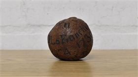 英國拍賣200多年發黑檸檬，高價賣出。（圖/翻攝 brettellsauctions IG）