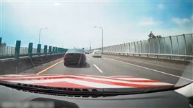 車主安裝電動遮蔽車牌躲超速照相  國道警方當場攔獲，國五坪林段(圖／翻攝畫面)