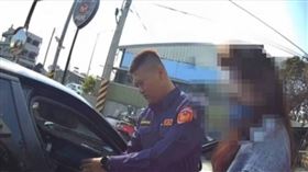 高雄仁武分局警方攔查可疑車輛時查獲一對情侶檔持有毒品，當場將人帶回並於訊後移送偵辦。（圖／翻攝畫面）