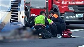 彰化老夫妻過馬路遭客運輾過，老翁慘死，老婦斷腳。(圖/民眾提供)