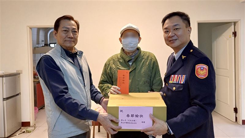 淡水警偕鄞山寺關懷長者　獨居翁感動泛淚