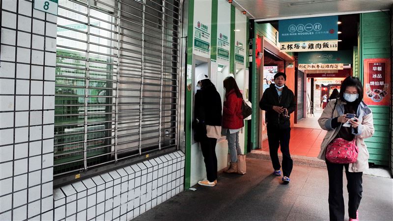 為防堵詐騙集團利用深夜時段透過ATM提領贓款洗錢,中華郵政自本週起擴大夜間提款降額措施。(示意圖)