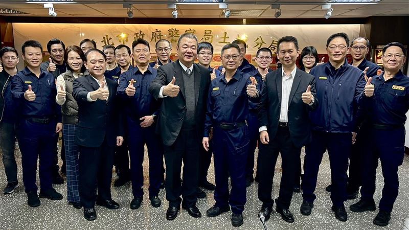農會溫馨贈禮　謝土城警辛勞守護春節平安