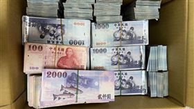 金牛百匯幣商涉嫌替詐騙集團洗錢，負責人汪姓母子被捕，並查扣大量現金。（圖／翻攝畫面）