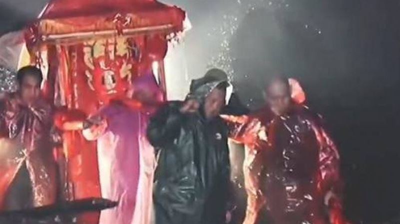 福建新娘凌晨2點出嫁　冒雨扛轎像鬼片