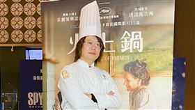 賴孟傑觀賞《火上鍋》。（圖／海鵬提供）