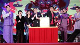 ▲張榮華董事長和台八演員江國賓、謝承均等人合影。（圖／記者楊澍攝影）