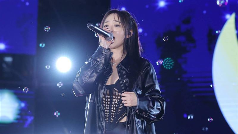 陳芳語穿黑色馬甲辣爆　洩雪白春光超性感