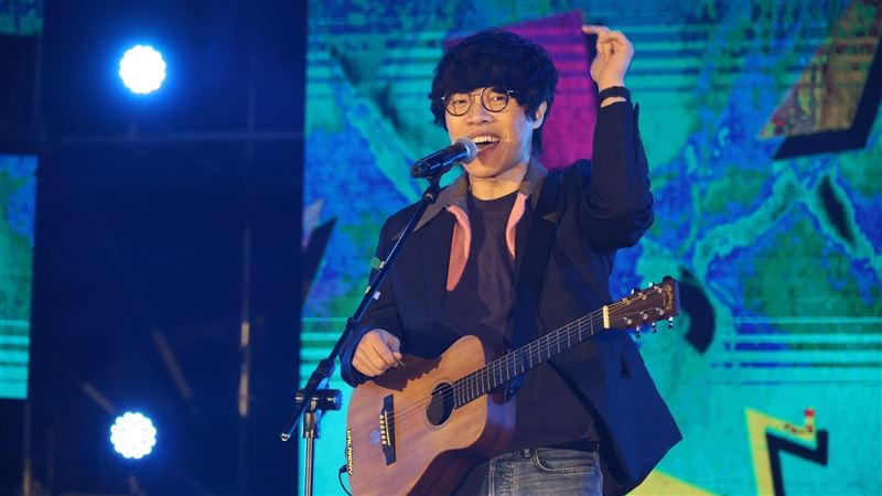 三金歌王現身三立尾牙　連唱4金曲超寵粉