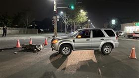 女騎士疑遭闖紅燈小貨車撞上，搶救4天仍宣告不治。（圖／翻攝畫面）