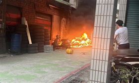 ▲高雄老舊車突自燃，現場燃起熊熊烈火。（圖／翻攝畫面） ctwant