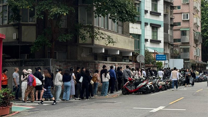 不是簽唱會！永康街神秘店家人潮滿到巷口