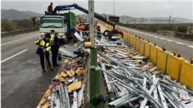 1輛廂式大貨車不慎在西濱公路後龍觀海大橋一帶自撞，該車內所載運的輕鋼架當場掉落路面占滿車道。（圖／翻攝畫面）