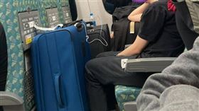 網友抱怨搭高鐵自由座時，看見有人用行李佔位，怒轟對方「厚臉皮」。（圖／翻攝臉書／爆料公社）