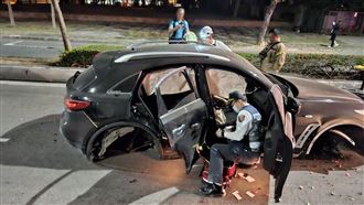 又酒駕！他失控撞分隔島　輪子飛走了