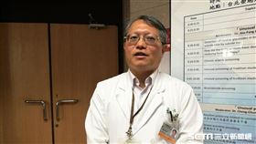醫師楊振昌說明，國內首宗因施打肉毒桿菌素中毒案例。（圖／記者楊晴雯攝）
