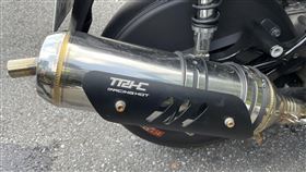 接獲檢舉機車疑改裝排氣管  警北宜公路攔查新北市新店警分局坪林分駐所員警日前接獲民眾檢舉，有2輛山葉牌機車疑改裝排氣管，在北宜公路同一路段或附近來回競駛，噪音擾人，到場攔查發現呂姓男子為發出噪音者，但呂男態度消極不配合，且其機車排氣管損壞沒修、沒貼具環保單位認證合格標章，皆依法處理。（翻攝照片）中央社記者高華謙傳真  111年9月13日