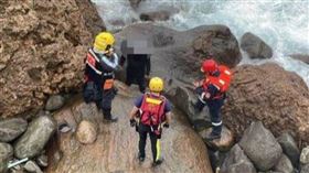 新北瑞芳水湳洞有釣客不慎遭浪捲入海中，消防人員獲報到場後隨即協助男子爬起脫困。（圖／翻攝畫面）