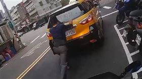 一名小黃司機在停等紅燈時，到車尾用力推車，真相一出讓網友傻眼。（圖／YouTube／WoWtchout-地圖型行車影像分享平台）