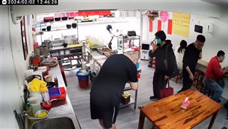 周美青包緊緊親送春聯！麵店老闆超驚喜