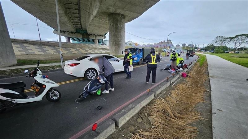 台北,|雙載機車「追尾」停等紅燈小貨車!男騎士擦傷 女乘客斷腿送醫 | 社會 | 三立新聞網 SETN.COM