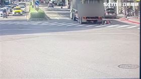北市胡姓女騎士遭右轉的曳引車輾斃。（圖／翻攝畫面）