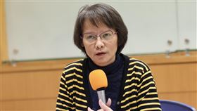北一女教師區桂芝質疑學生審課綱北一女中教師區桂芝（圖）日前批判108課綱，引發網路正反評價，她23日出席記者會時再質疑課審會不專業，甚至納入學生代表。中央社記者張皓安攝  112年12月23日