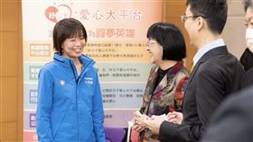 江怡臻證實張錦麗離世，並附上多張與張的合影、質詢時的模樣悼念，直言「滿滿的活動回憶」。（圖／翻攝自江怡臻臉書）