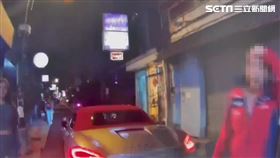 北市吳男等4人不滿後方保時捷鳴按喇叭，竟圍毆黃姓通訊行老闆成傷。（圖／翻攝畫面）