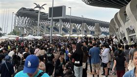 紅髮艾德在高雄國家體育場開唱ㄝ，萬人擠爆現場。（圖／記者陳穎攝影）