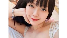 火辣議員曬性感自拍籲捐血　上衣險被撐爆！全場噴鼻血：沒得捐了