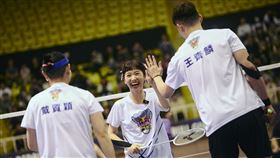 Red Bull鬥拍3日於高雄市鳳山體育館舉辦決賽，Lulu黃路梓茵開心與隊友小戴、王齊麟擊掌。（圖/Red Bull提供）