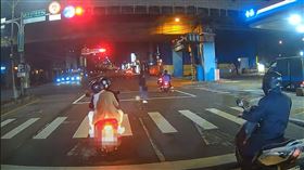 新北,三重,情侶,曬恩愛,闖紅燈,拍照,