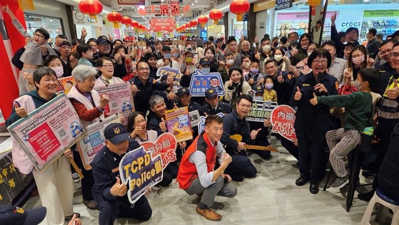 龍眾過新年！內湖警3宣導　護人民過好年