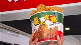 《拿坡里炸雞專賣店》推出超值活動！買一桶「8隻酷樂雞腿桶」就送一桶「8隻豆乳雞三節翅桶」。（圖／品牌業者提供）