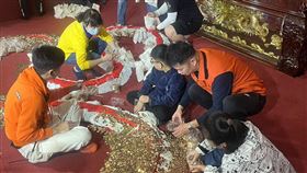 ▲主持人香蕉、阿白一同體驗製作神龍（圖／寶島神很大）
